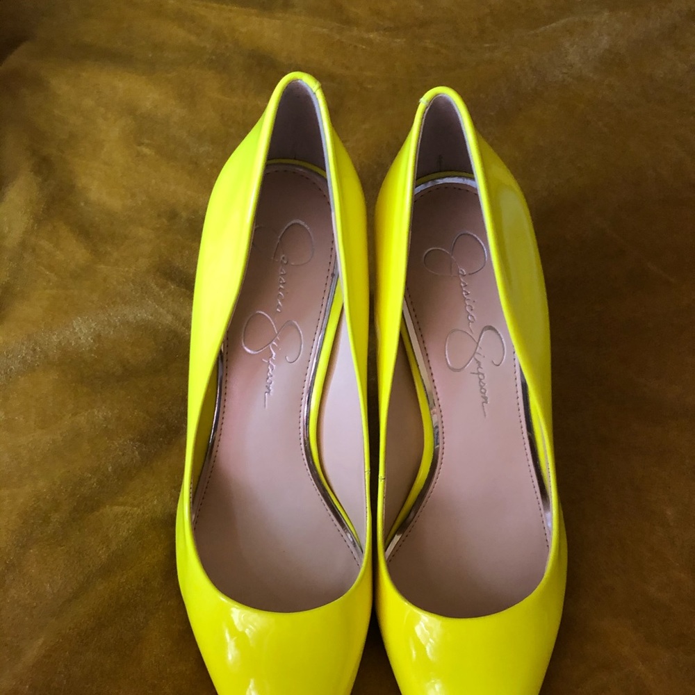 Women’s lemon yellow pumps